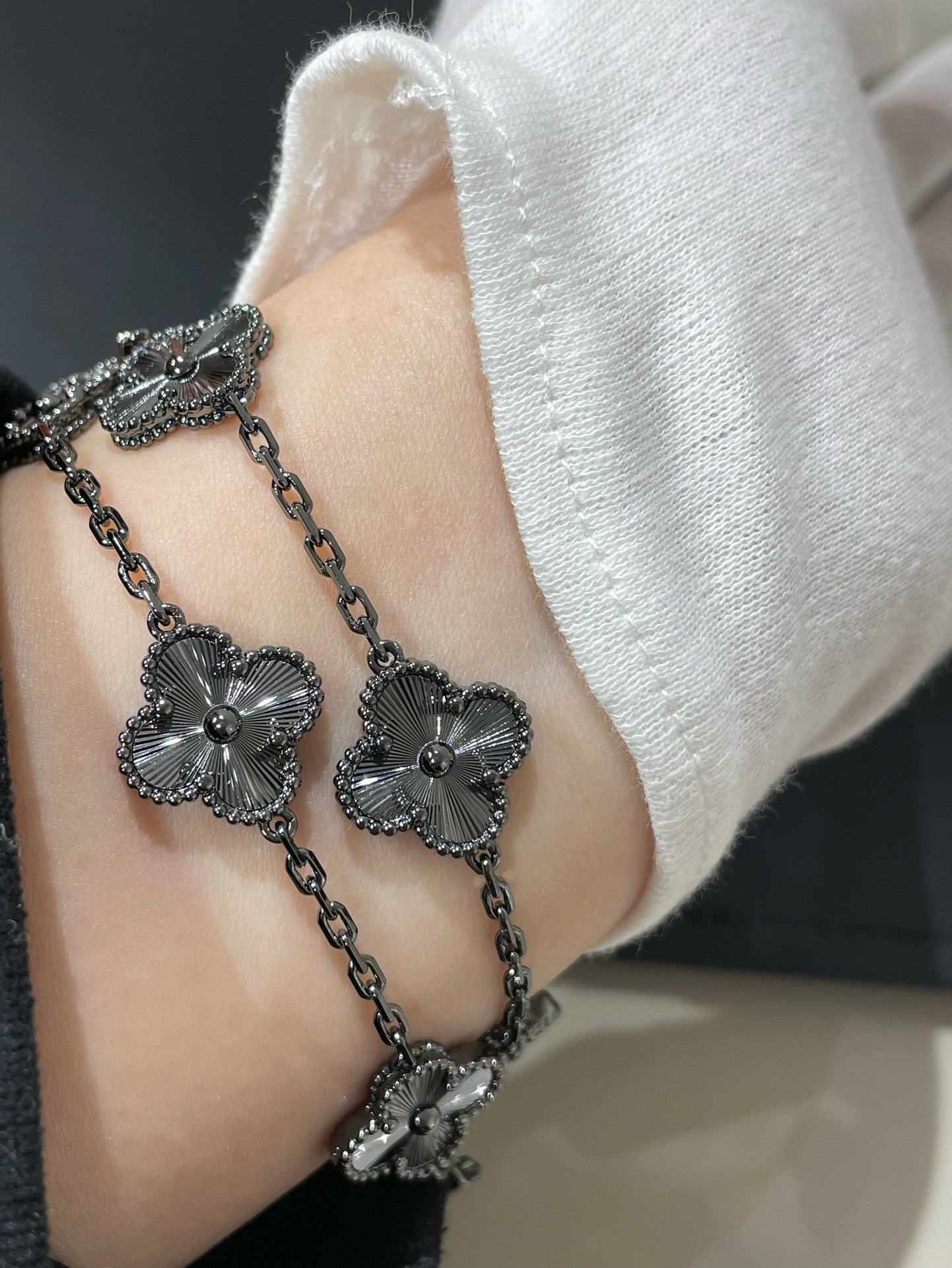 Van Cleef & Arpels CLOVER 5 MOTIF BLACK BRACELET