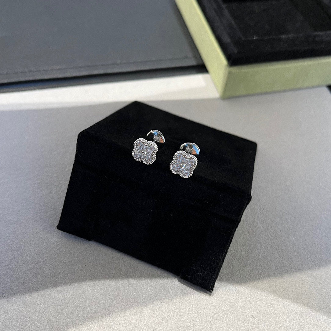 Van Cleef & Arpels CLOVER MINI DIAMOND STUD EARRINGS